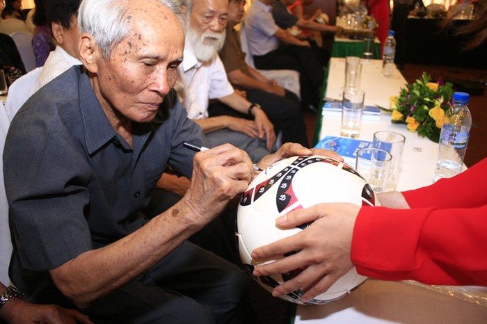 Các vị tướng lĩnh ký tặng lưu niệm trên quả bóng của Báo Giáo dục Việt Nam nhân dịp sinh nhật của Báo.